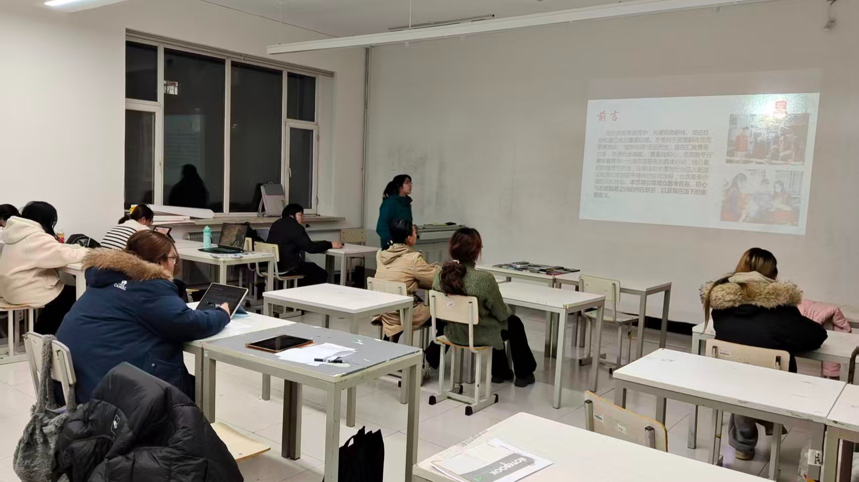 同学们积极讨论中