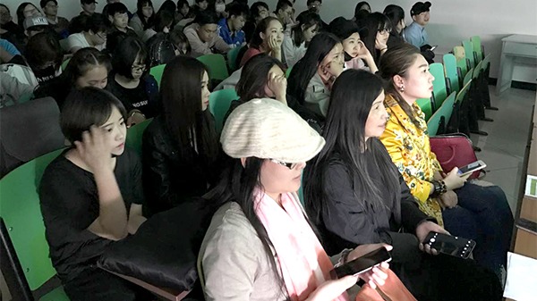 设计学院师生在认真聆听讲座.jpg